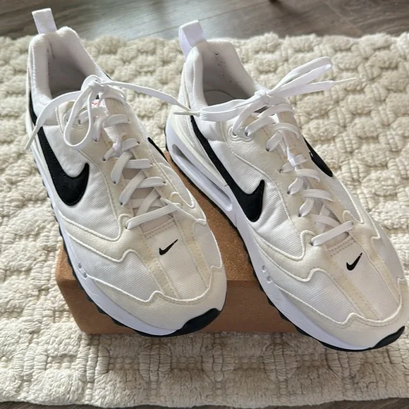 Women’s Nike Air Max Dawn | White/Total Orange/Black | Size 9 - Picture 2 of 4